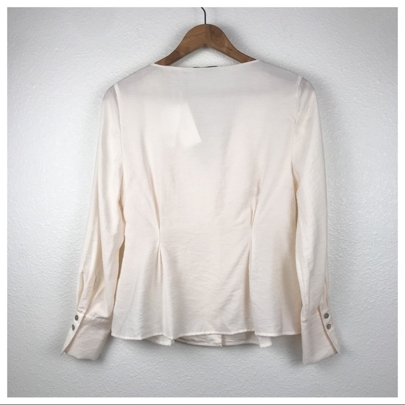 NWT Vince. Fitted Shaped Sleeve V-Neck Blouse in Cream Size XS - Picture 4 of 12